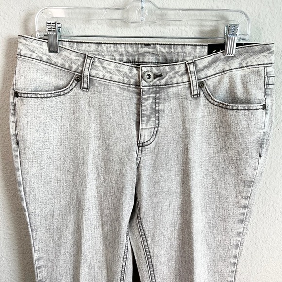 New City Streets Jeans Juniors Size 11 Low Rise Skinny Leg Gray Acid Wash Casual - Picture 2 of 7